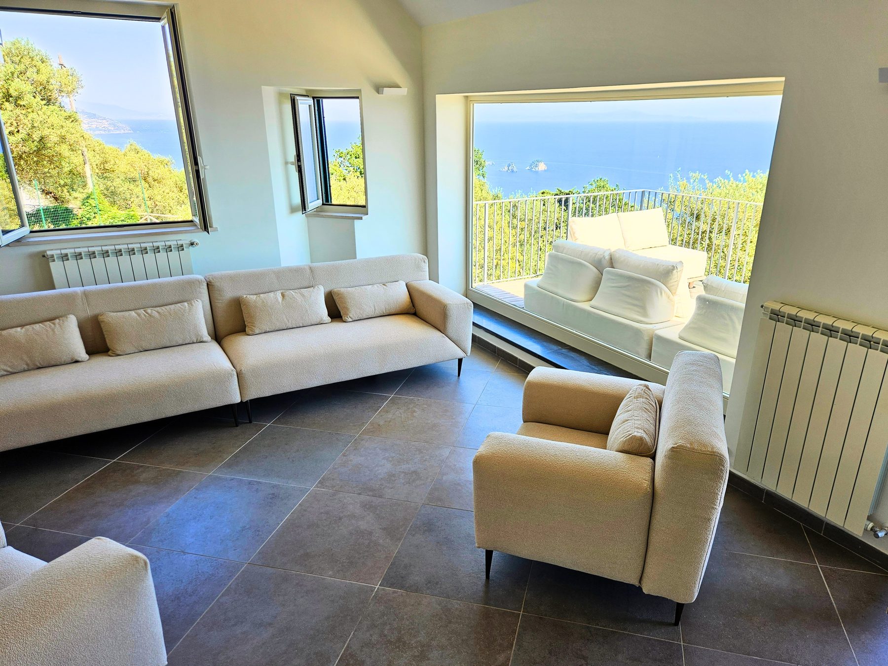 Dettaglio della terrazza di Villa Dequinz con vista mare
