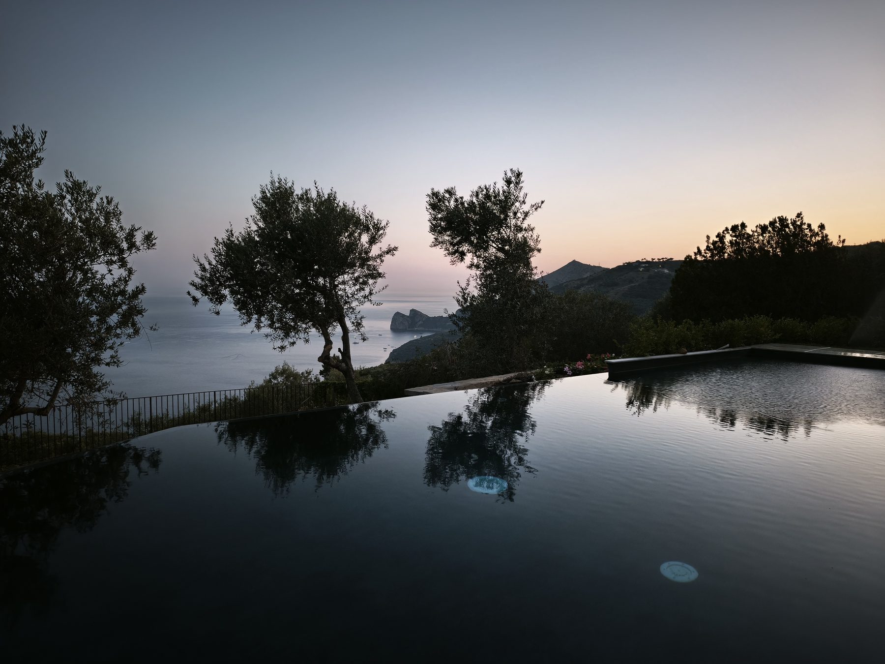 Piscina a sfioro di Villa Dequinz al tramonto