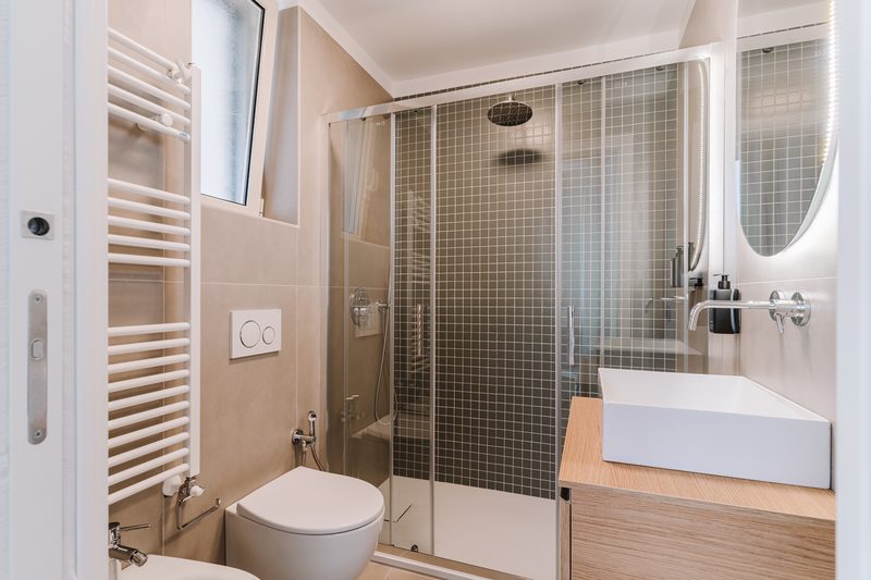 Bagno en suite con doccia walk-in e doppio lavabo