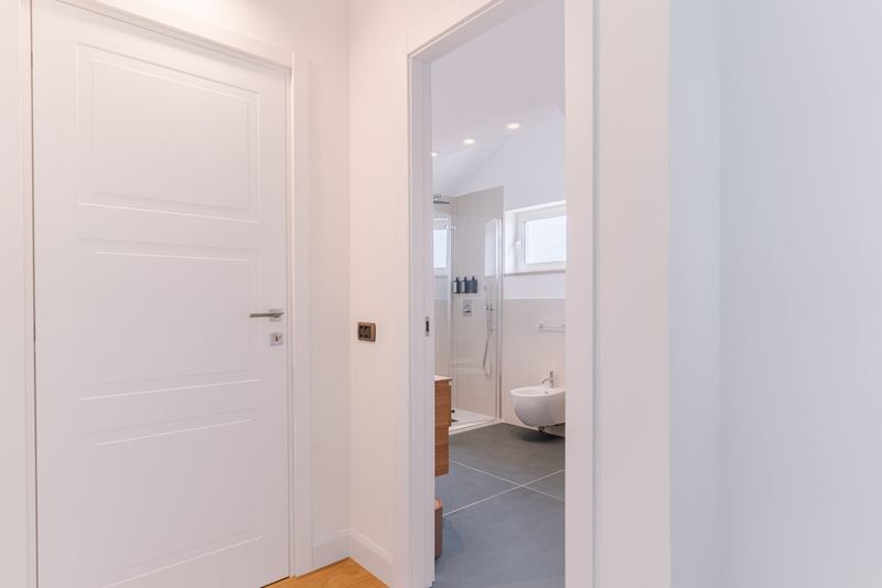 Porta aperta sul bagno privato della camera