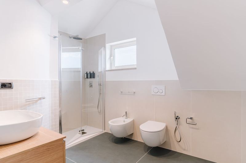 Bagno con doccia walk-in e lavabo d'appoggio