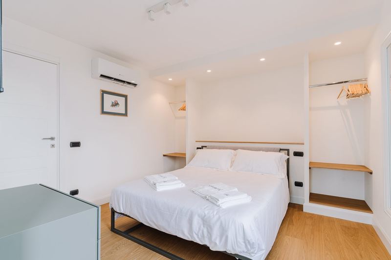 Camera con letto matrimoniale, zona guardaroba e parquet