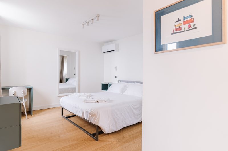 Camera matrimoniale con parquet e dettagli d'autore