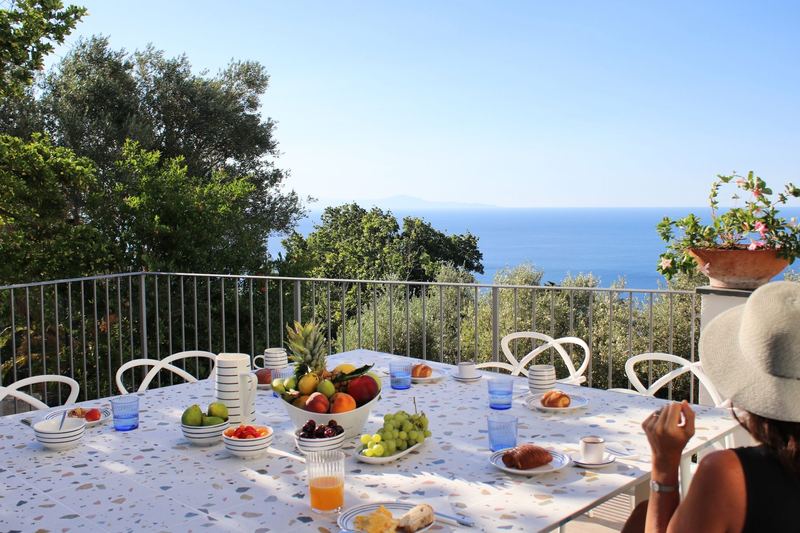 Colazione in terrazza con frutta fresca e vista sul Golfo