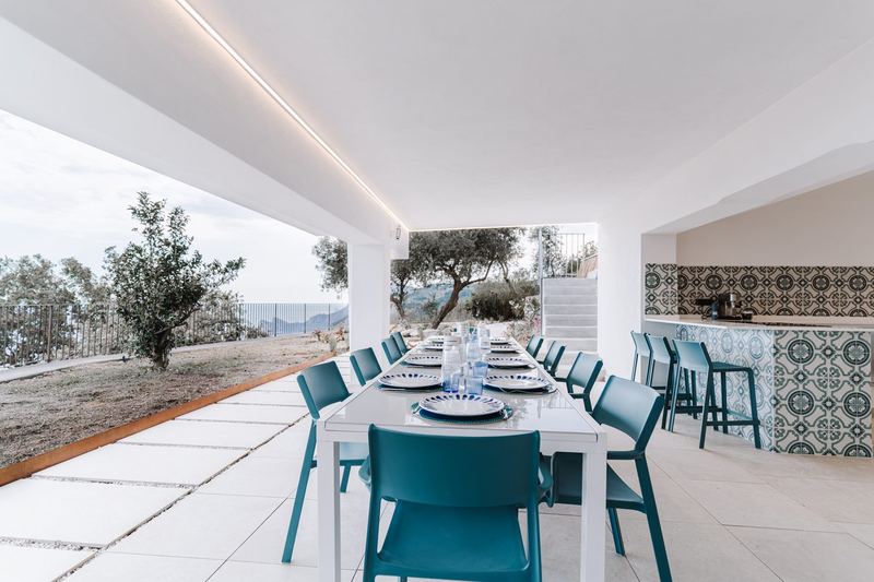 Lungo tavolo della cucina esterna affacciato sul mare