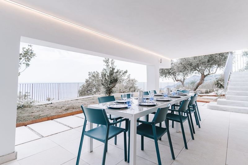 Pranzo all'aperto con vista sul mare dalla cucina esterna