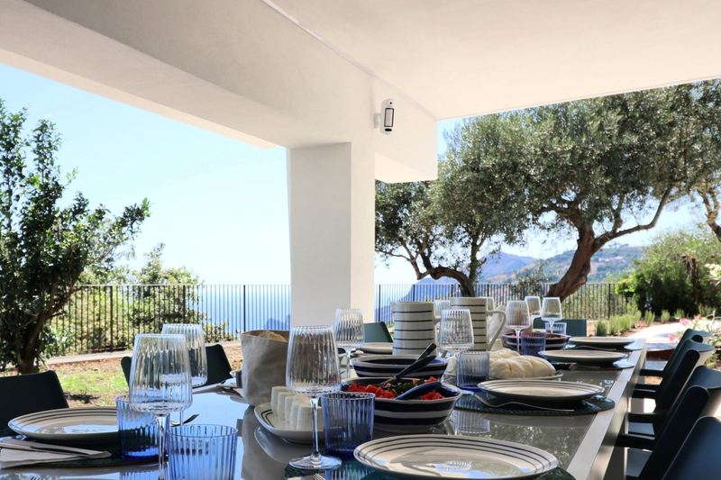 Light lunch servito all'aperto con prodotti freschi di stagione