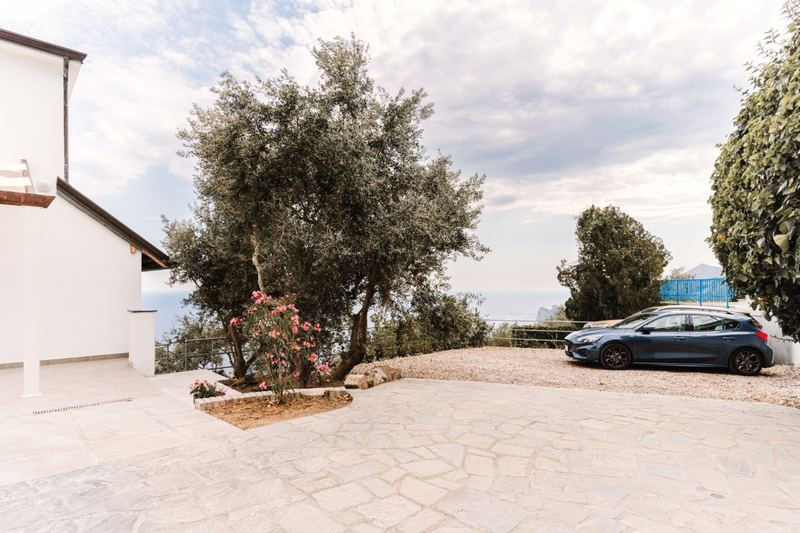 Parcheggio privato all'interno della proprietà, tra gli ulivi