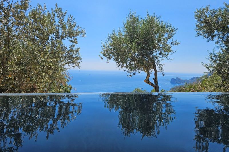 Piscina a sfioro affacciata sul mare tra gli ulivi