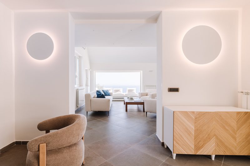 Zona lounge con poltrone e illuminazione d'atmosfera